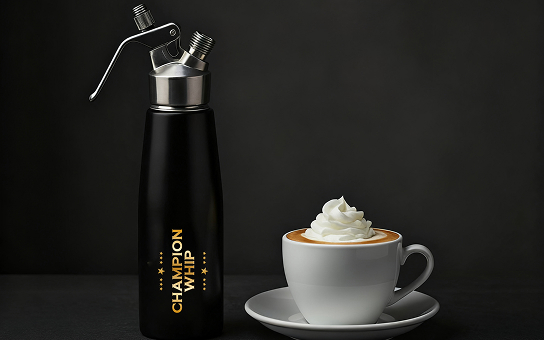 Dispensador de crema batida de acero inoxidable con taza de café - textura de espuma consistente