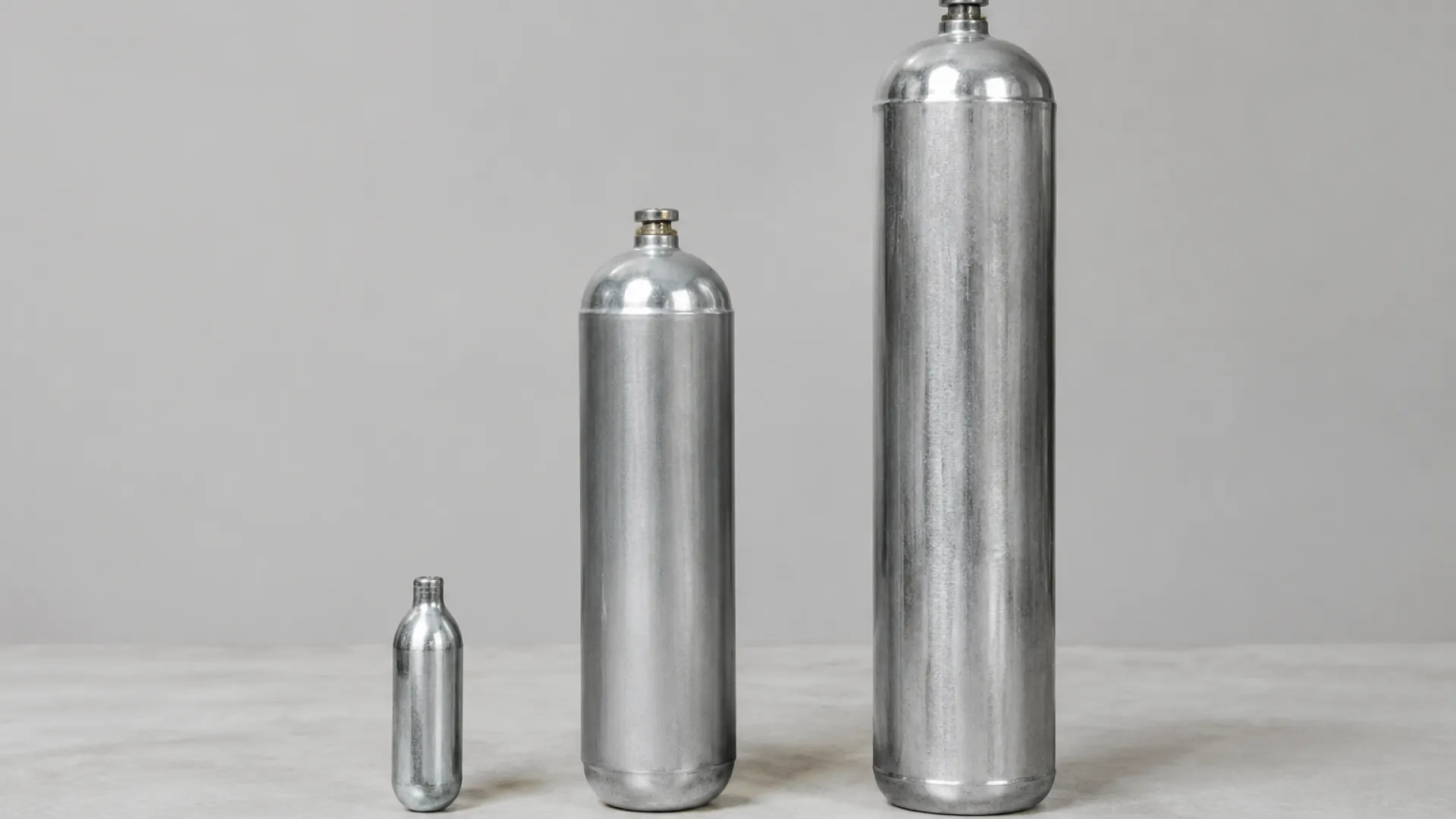 Size and capacity ladder of cream chargers from 8g cartridges to 640g and 2000g cylinders with cartridge-equivalent counts